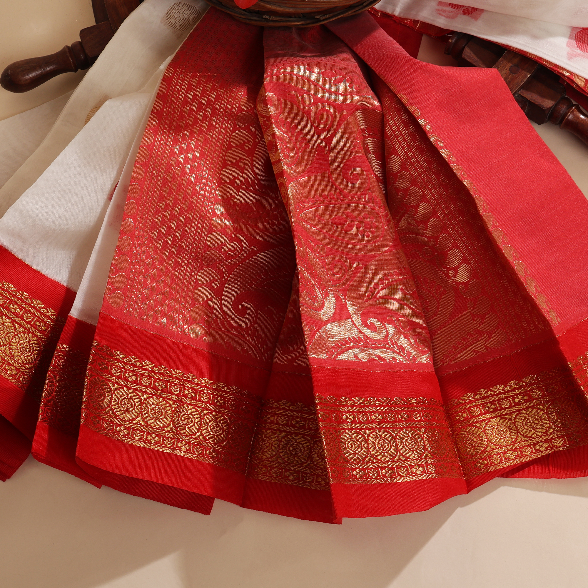 Traditional White & Red Banarasi Cotton Saree with Zari Woven Pallu & Border - Image 6